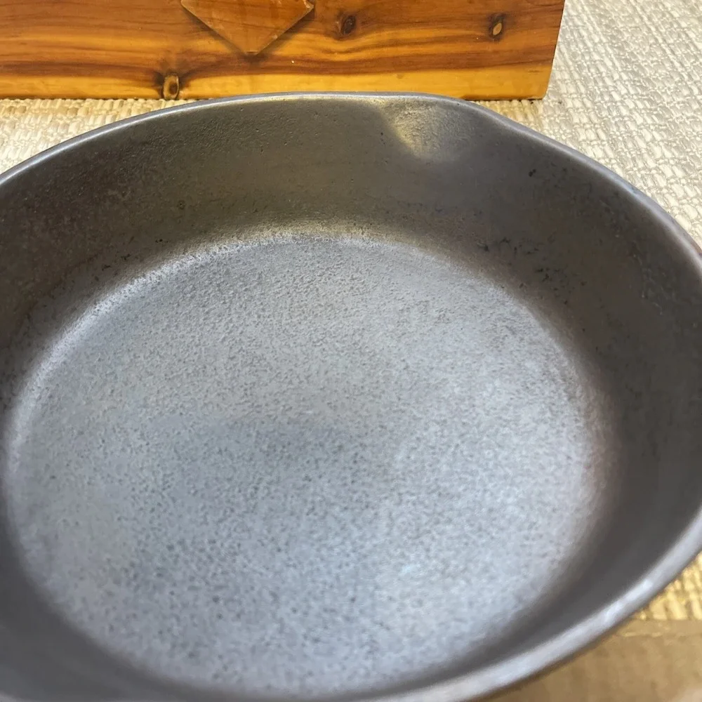 Vintage Unmarked Wagner #5 minor pitting mold shift on outside Recently Seasoned